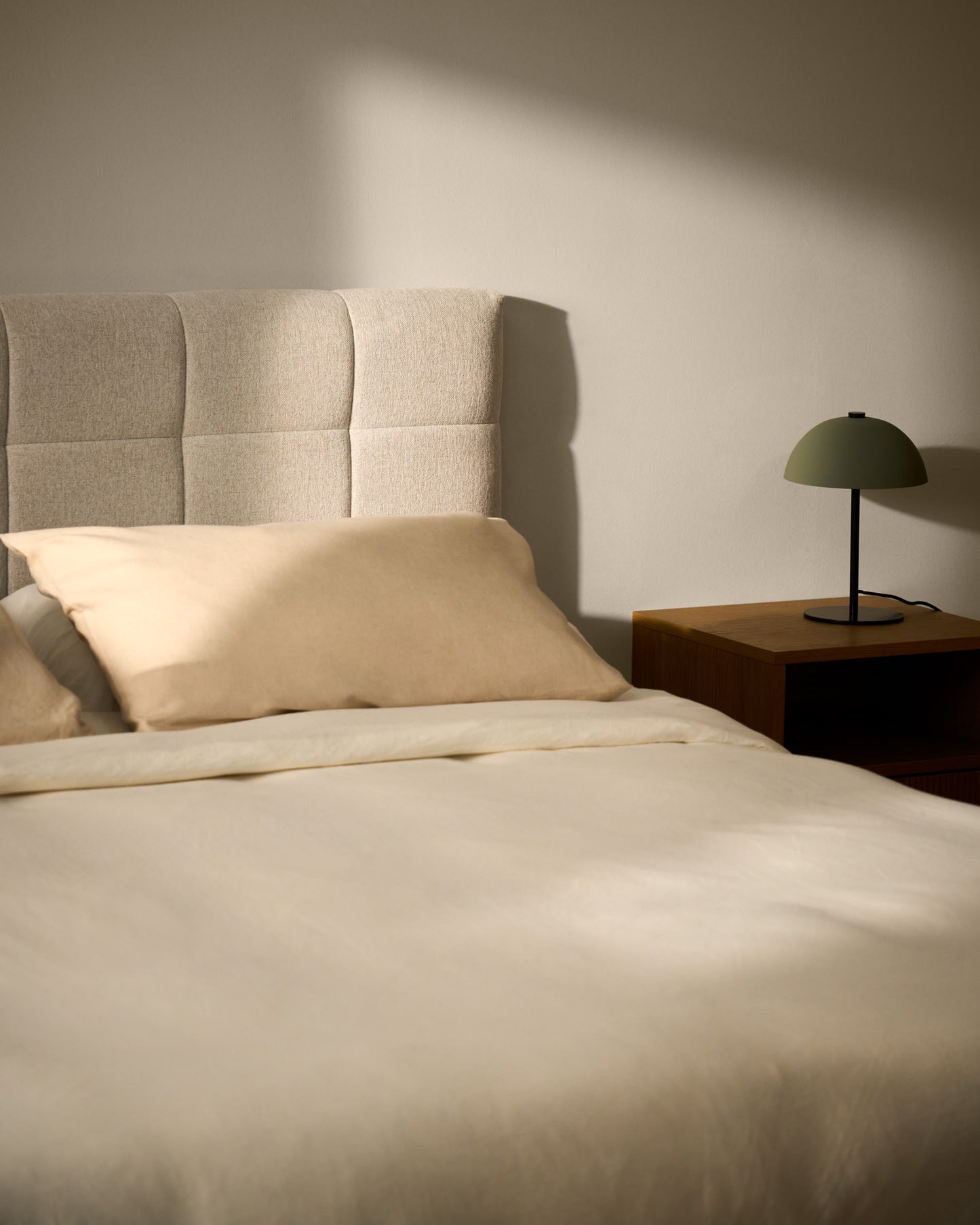 Letto contenitore sollevabile Darnela in ciniglia écru