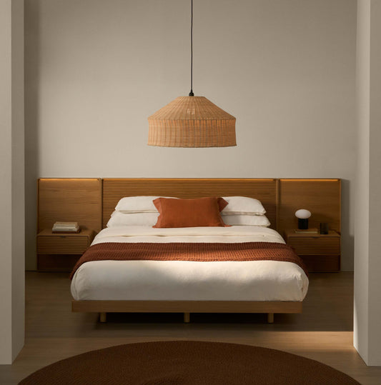 Letto Norlen con 2 comodini in impiallacciato di rovere con finitura naturale e luce LED per materasso 160 x 200 cm FSC Mix Credit