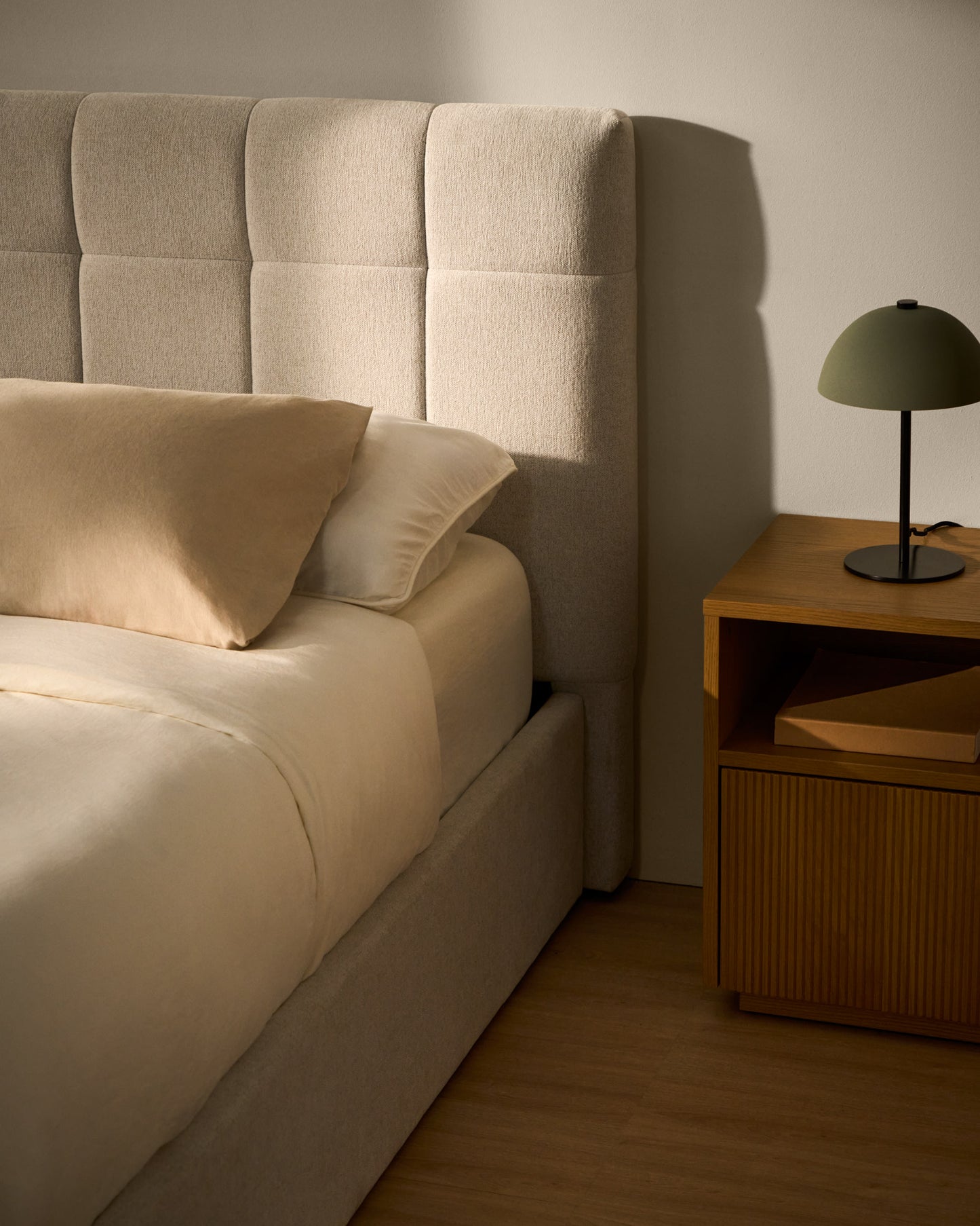 Letto contenitore sollevabile Darnela in ciniglia écru