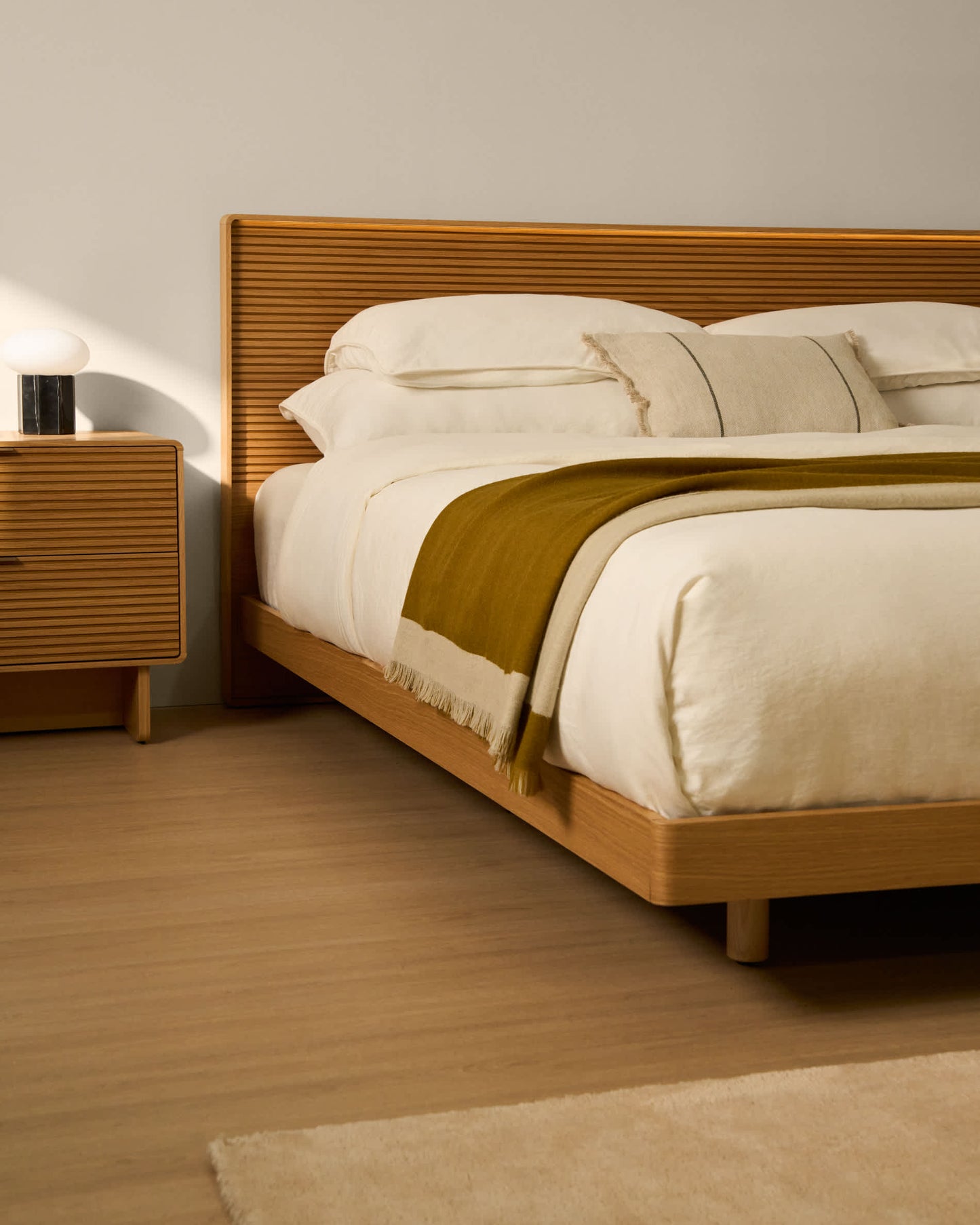 Testiera Norlen in impiallacciato di rovere con finitura naturale e luce LED per letto fino a 160 cm FSC Mix Credit