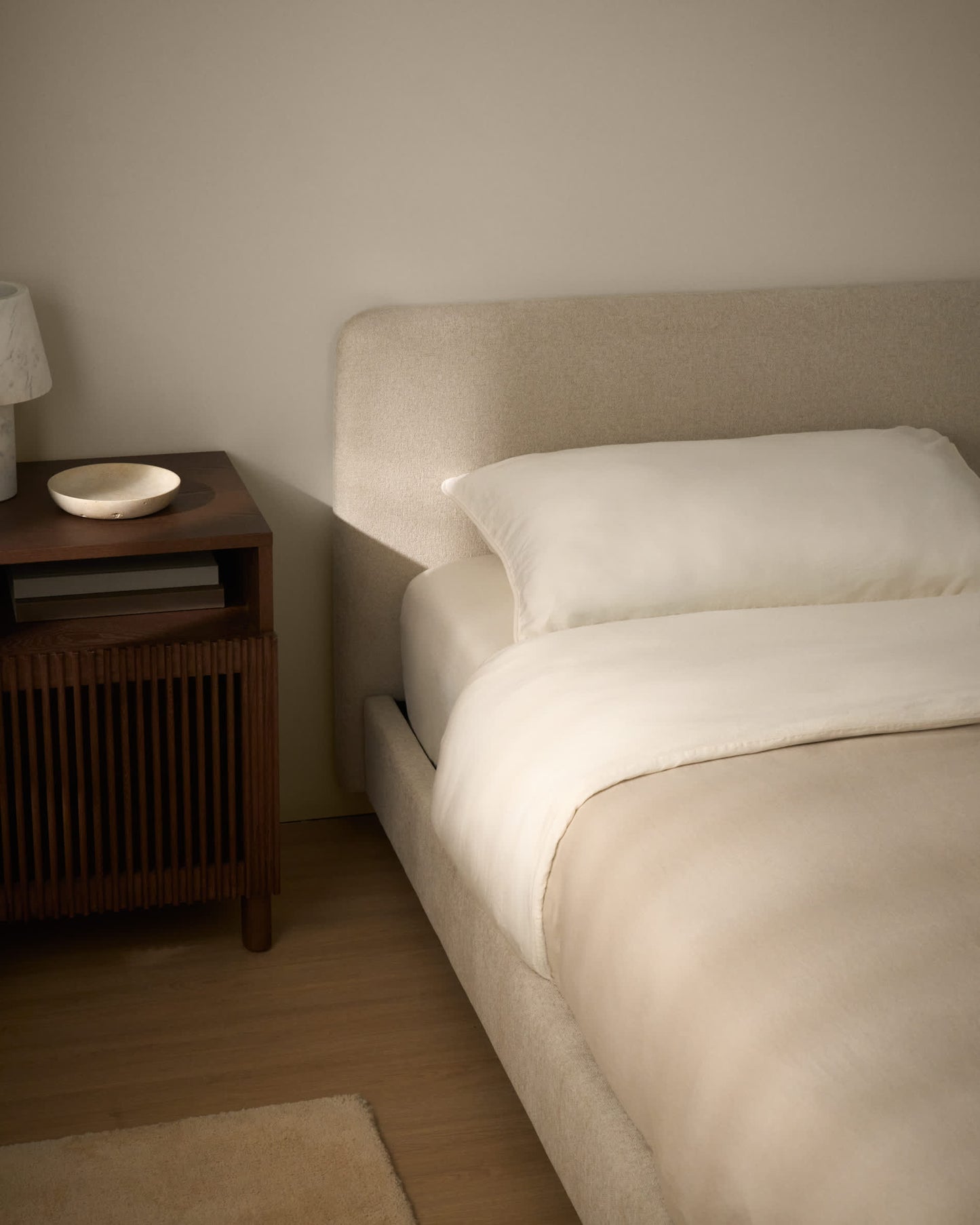 Letto Selven in ciniglia beige per materasso da 180 x 200 cm