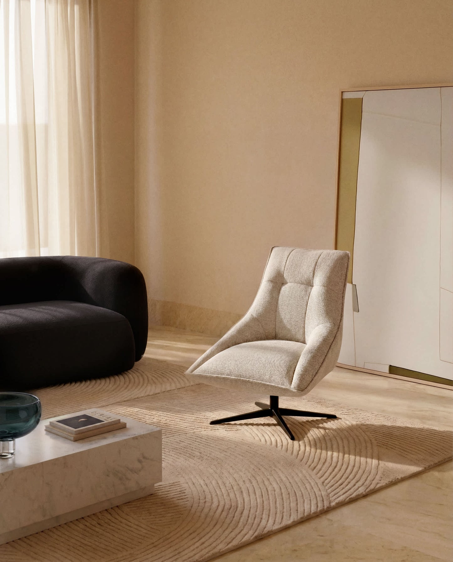 Poltrona girevole Dirala in ciniglia beige e acciaio con finitura nera FSC 100%