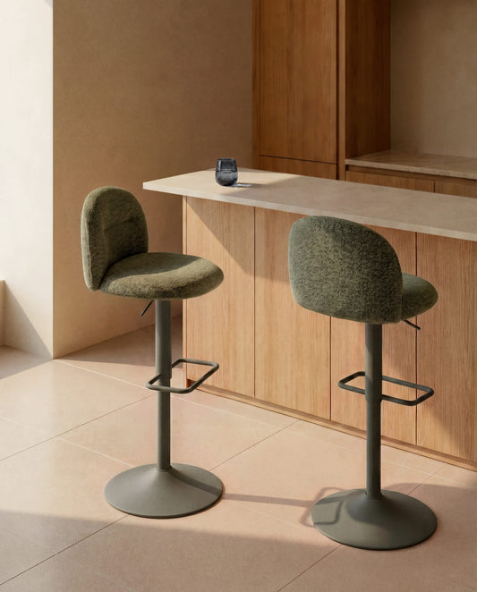 Sgabello Arino in ciniglia verde con gambe in metallo verde 65 cm FSC 100%