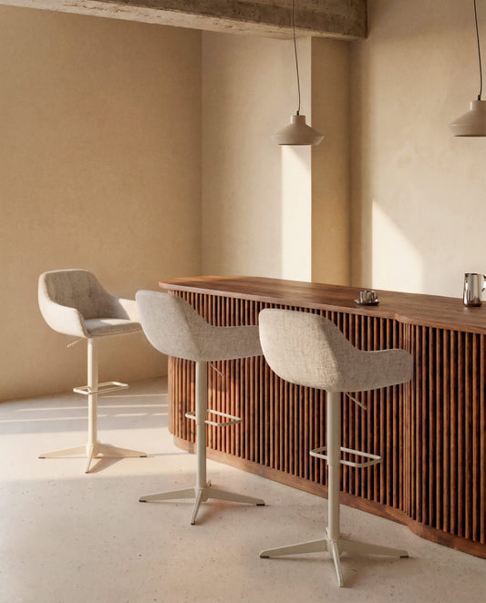 Sgabello girevole Dorina in ciniglia beige con gambe in acciaio con finitura beige