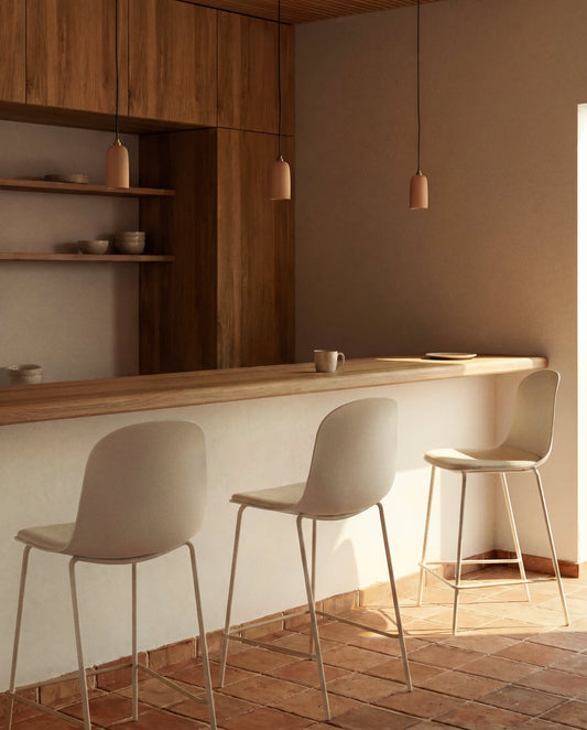 Sgabello Debari con cuscino in ciniglia e gambe in acciaio con finitura beige 65 cm