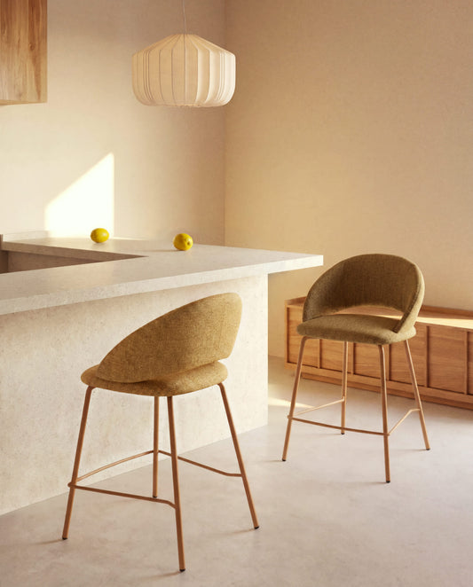 Sgabello Bonali in ciniglia senape con gambe in metallo senape FSC Mix Credit 65 cm