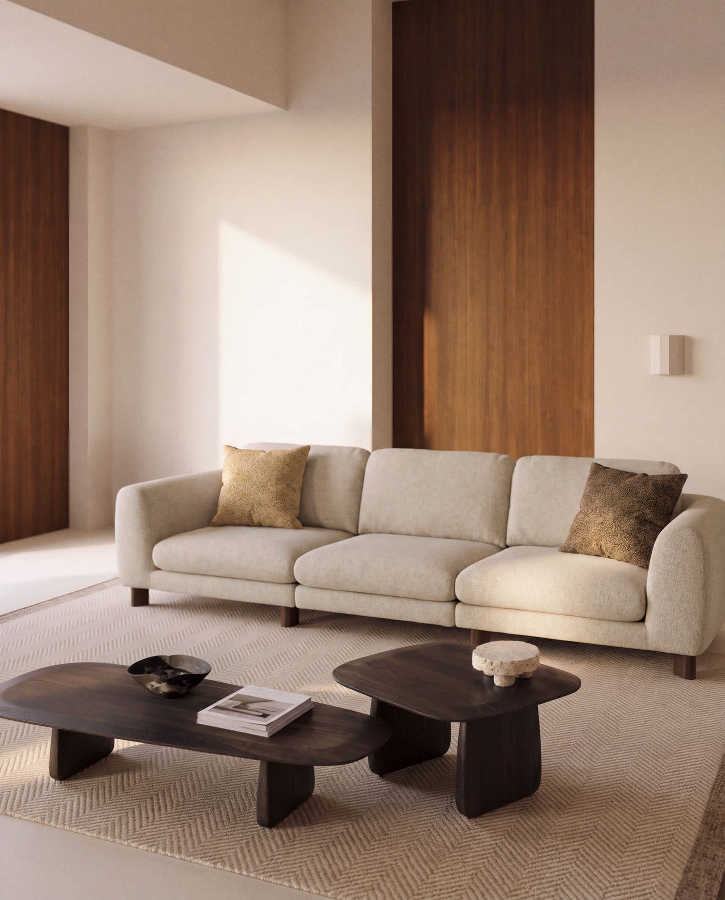 Divano Vera 4 posti beige con gambe in legno massiccio di frassino con finitura in noce 320 cm FSC Mix Credit