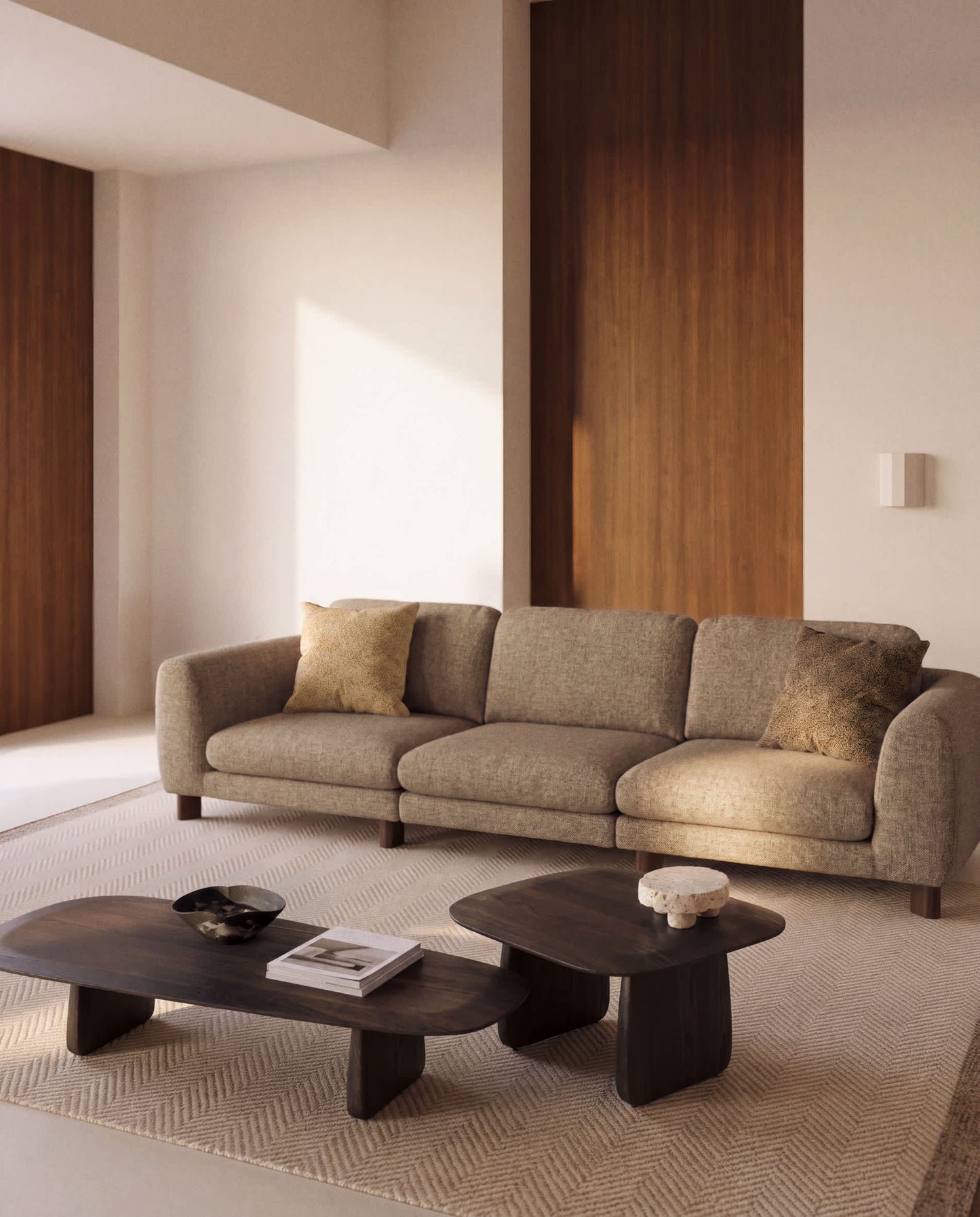 Divano Vera 4 posti marrone chiaro con gambe in legno massiccio di frassino con finitura in noce 320 cm FSC Mix Credit
