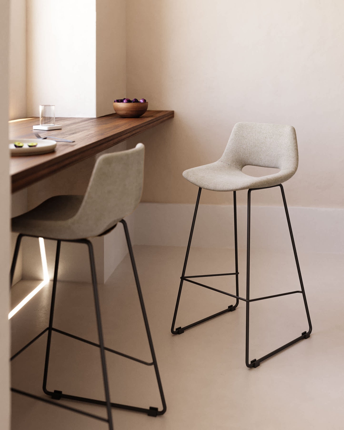 Sgabello Zahara beige e acciaio finitura nera altezza 76 cm