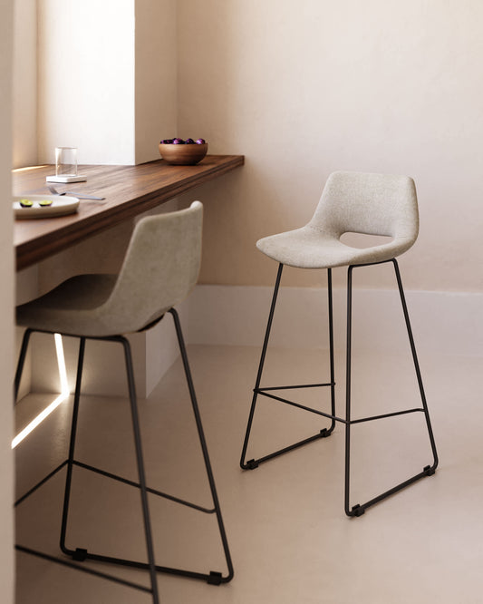 Sgabello Zahara beige e acciaio finitura nera altezza 65 cm