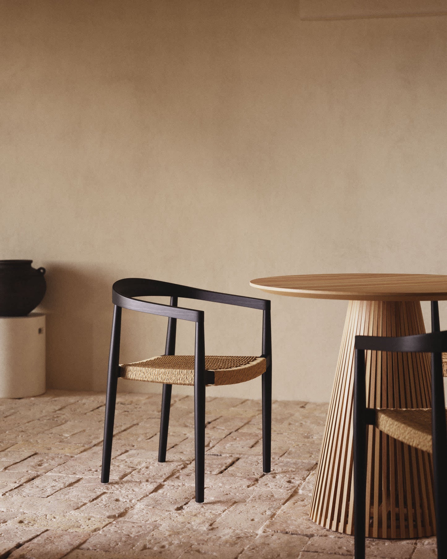 Sedia impilabile Ydalia in legno massello di teak con finitura nero e corda di rattan sintetico