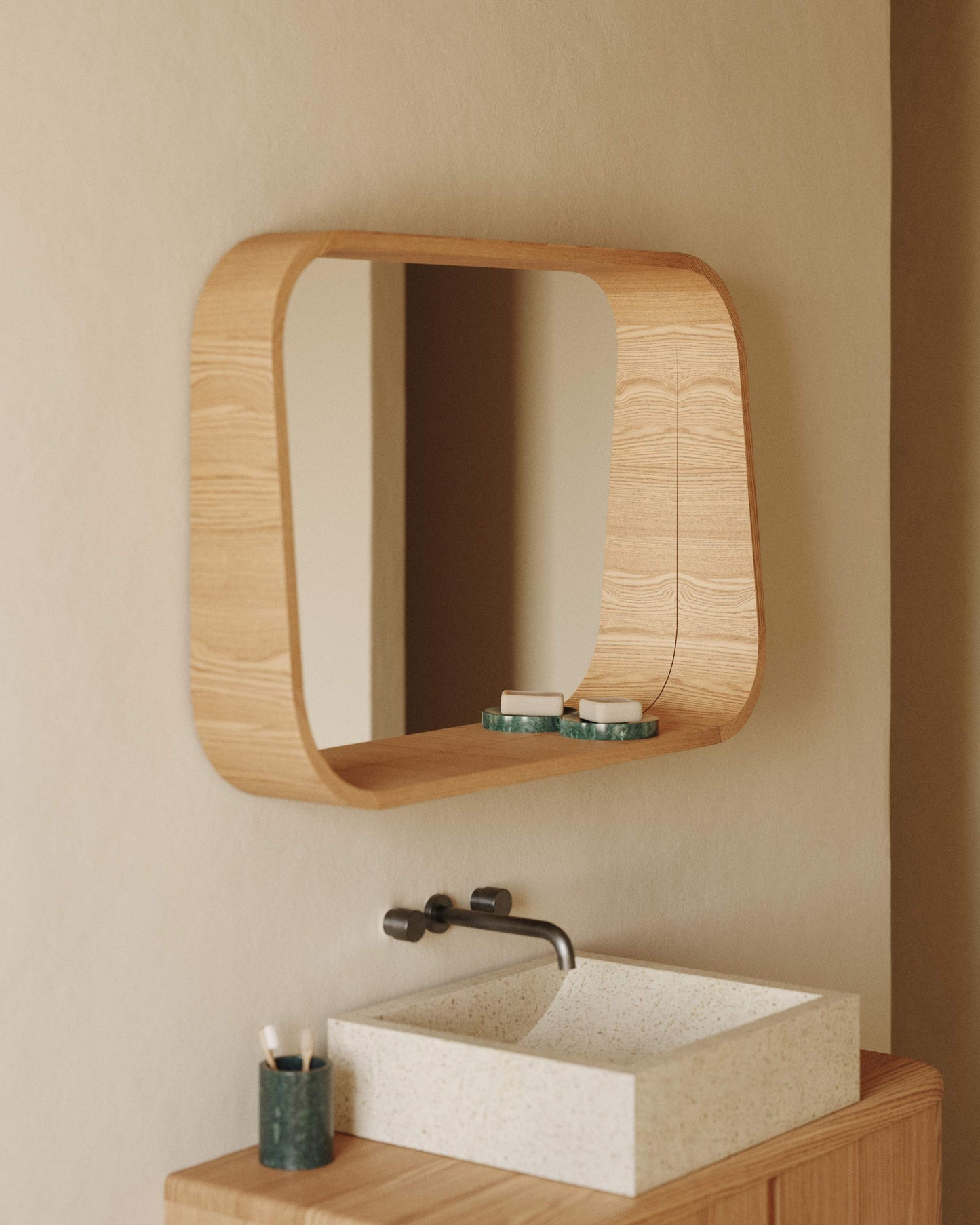 Specchio Salaya in legno compensato di frassino con finitura naturale 90 x 60 cm