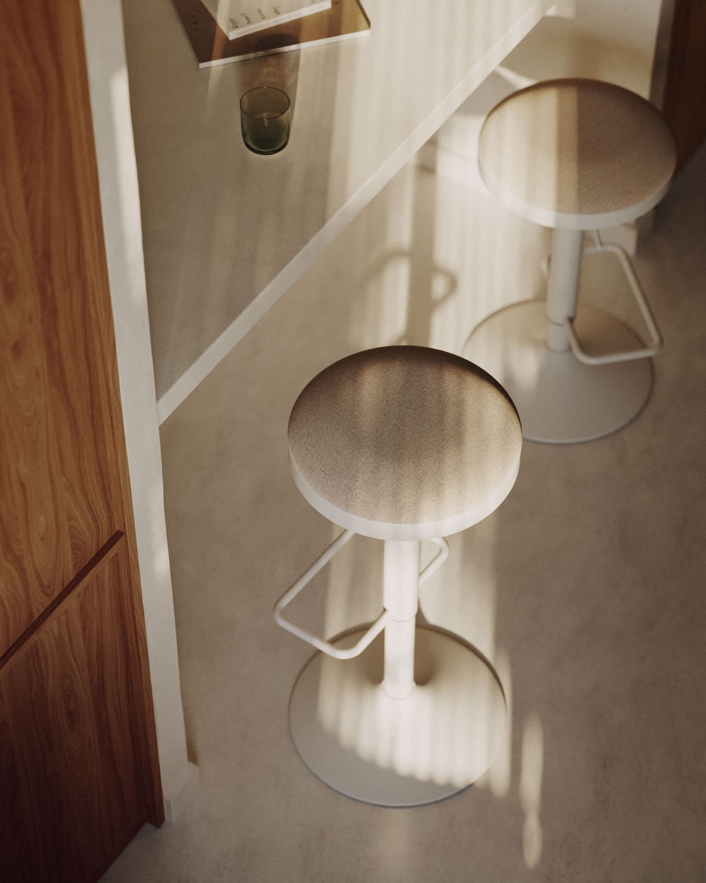 Sgabello Zaib in ciniglia beige e acciaio bianco opaco altezza 63-84 cm