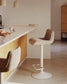 Sgabello Zenda in ciniglia beige e acciaio bianco opaco 81-102 cm