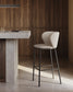 Sgabello Ciselia in ciniglia beige e gambe in acciaio nero altezza 65 cm