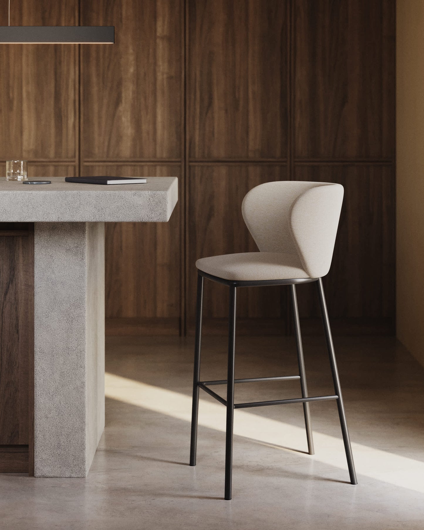 Sgabello Ciselia in ciniglia beige e gambe acciaio nero altezza 75 cm