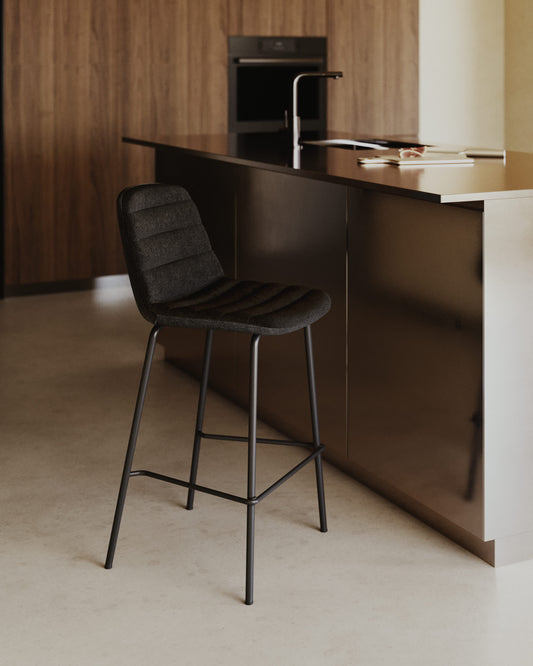 Sgabello Zunilda in ciniglia nera e acciaio con finiture nero opaco altezza 65 cm