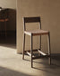 Sgabello Yalia con schienale in legno massello di rovere con finitura in noce e seduta in corda da 65 cm