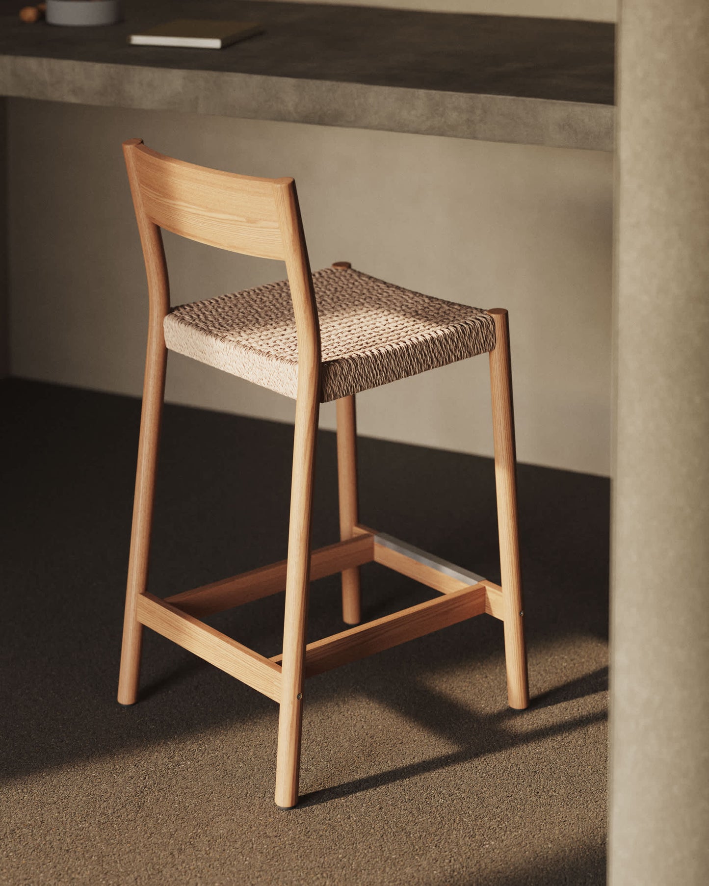Sgabello Yalia con schienale in legno massello di rovere finitura naturale e seduta in corda, 65 cm