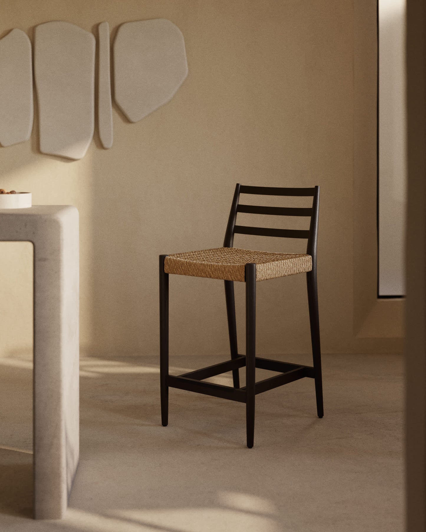 Sgabello Analy con schienale in legno massello di rovere con finitura in nero e seduta in corda da 65 cm