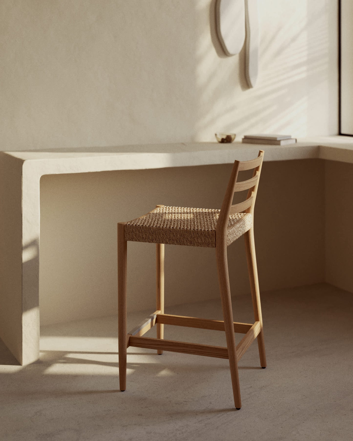 Sgabello Analy schienale legno massello di rovere finitura tono naturale e seduta corda 65 cm