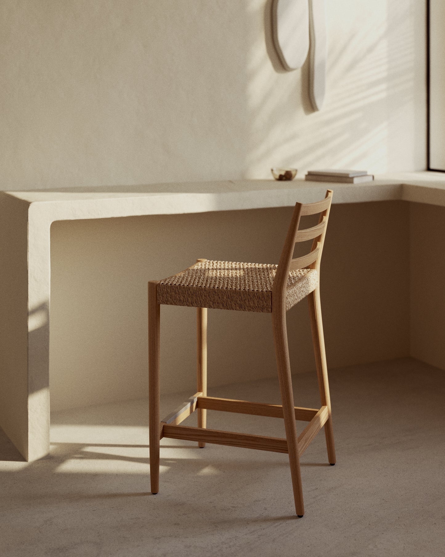 Sgabello Analy schienale legno massello di rovere finitura tono naturale e seduta corda 65 cm