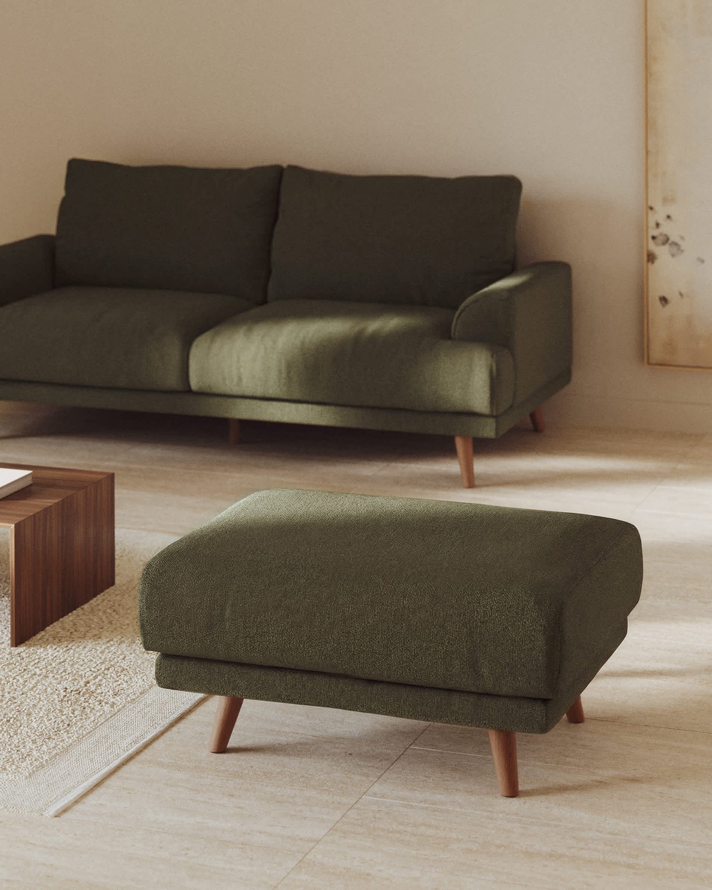 Poggiapiedi Karin verde scuro con gambe in legno massiccio di faggio con finitura tono naturale 90 x 70 cm