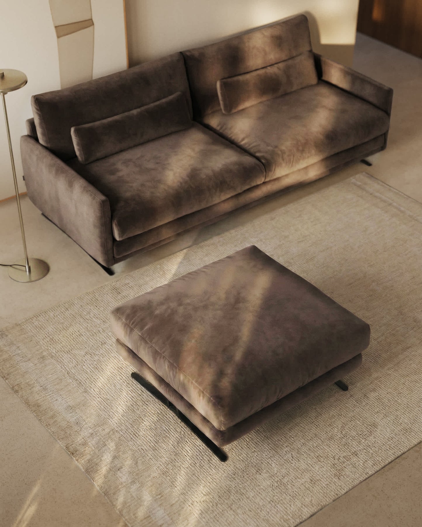 Poggiapiedi Veliro in velluto marrone cioccolato e gambe in acciaio con finitura nera 85 x 90 cm FSC Mix Credit