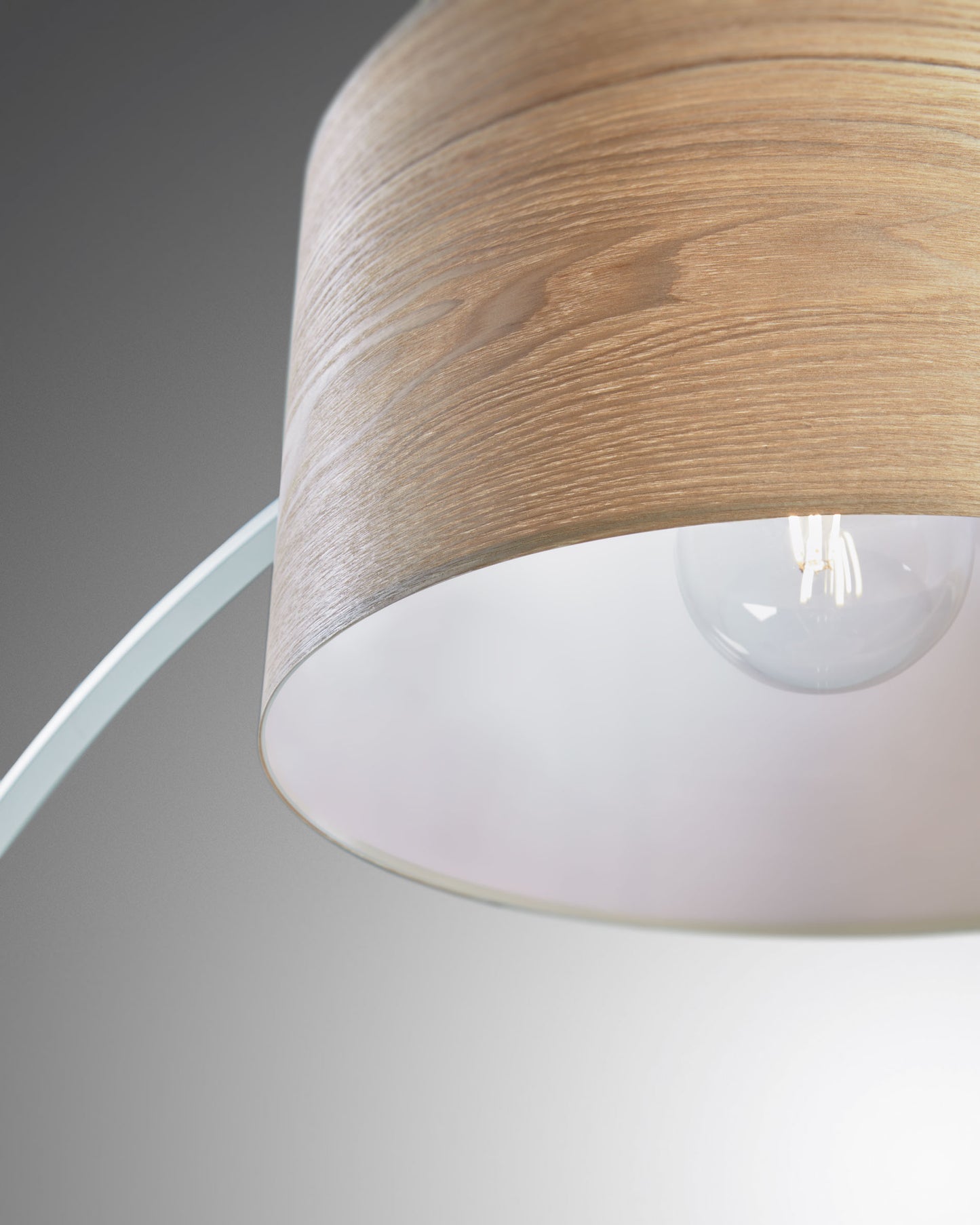 Lampada da terra Juhe in legno di frassino metallo e marmo bianco