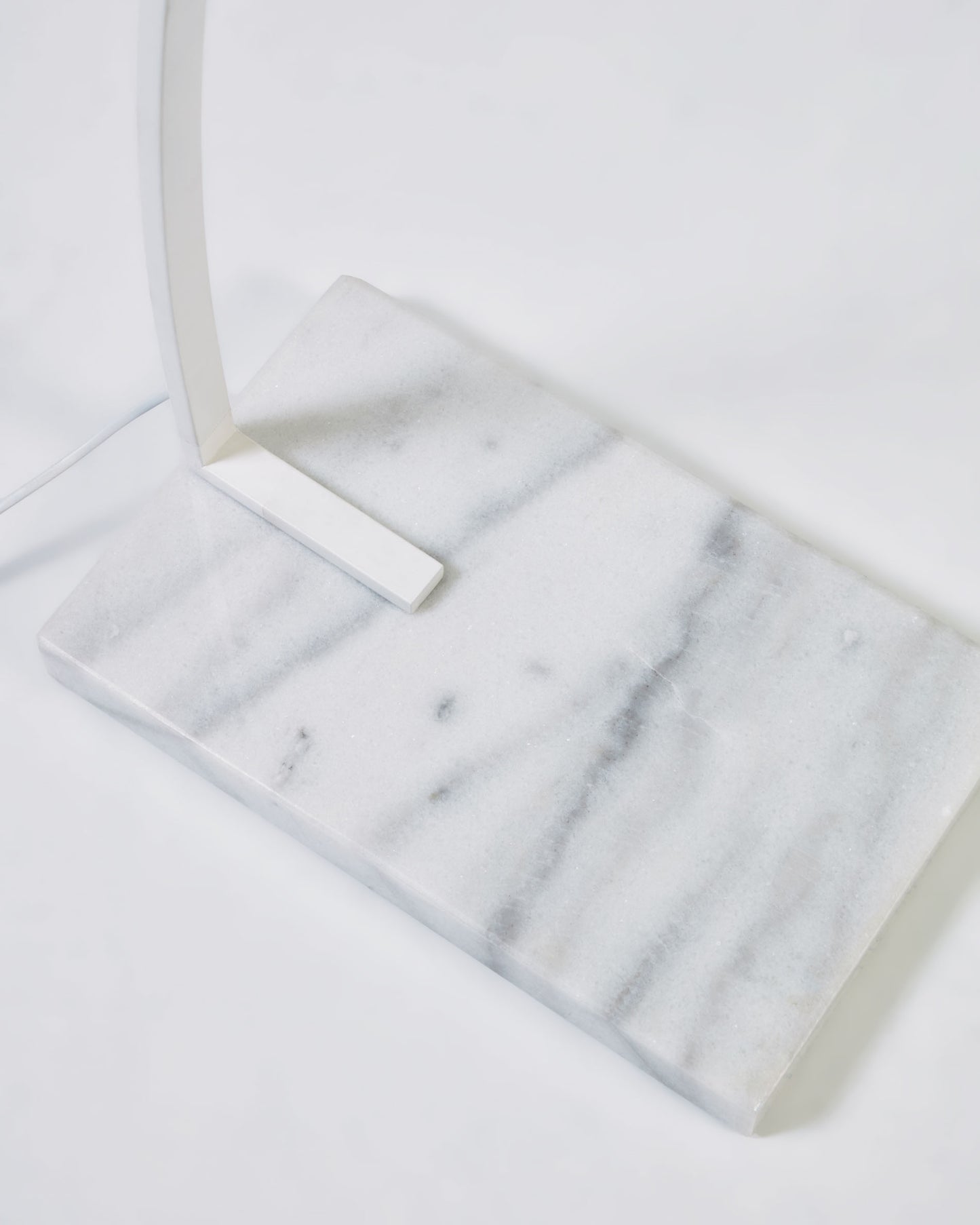 Lampada da terra Juhe in legno di frassino metallo e marmo bianco
