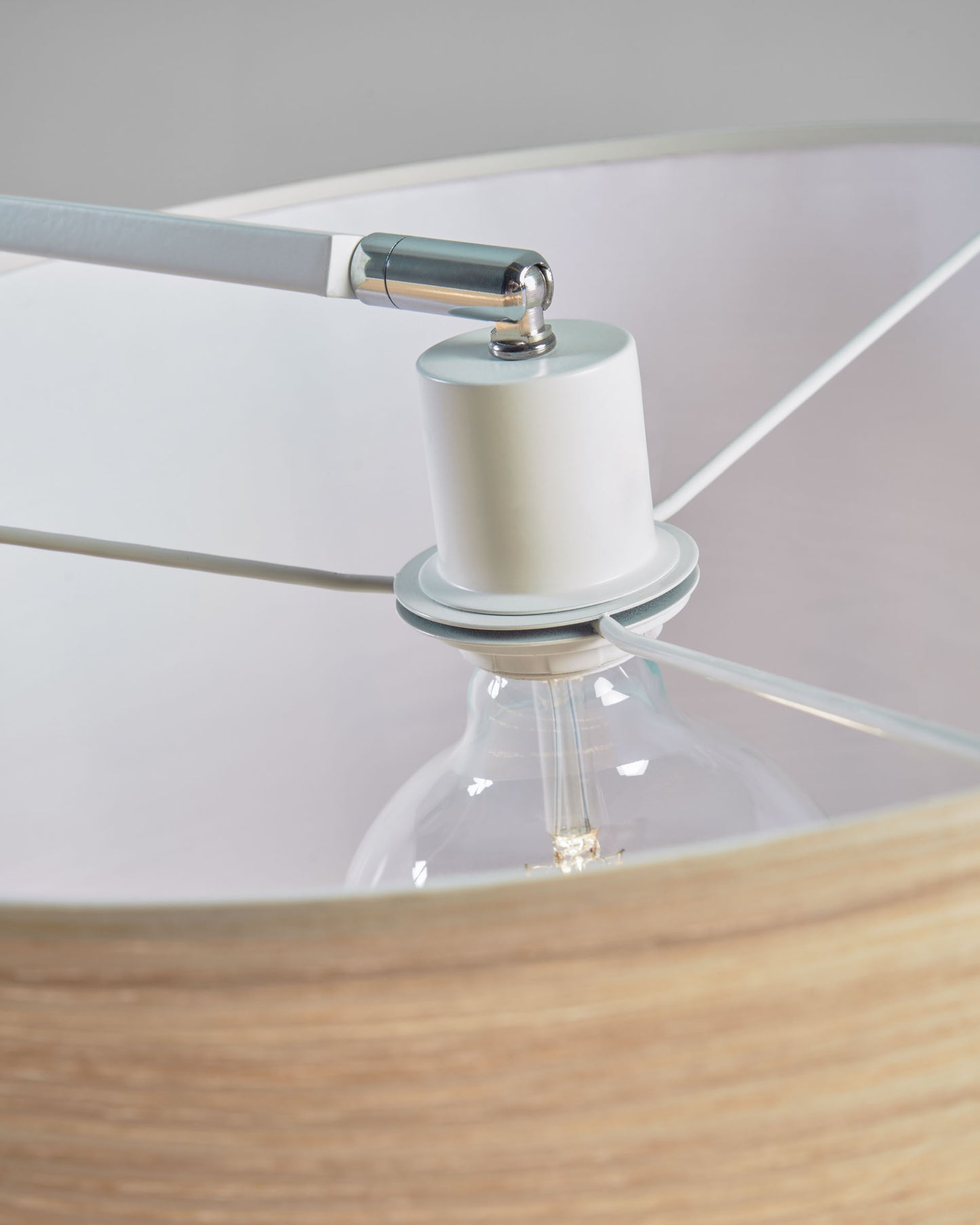 Lampada da terra Juhe in legno di frassino metallo e marmo bianco