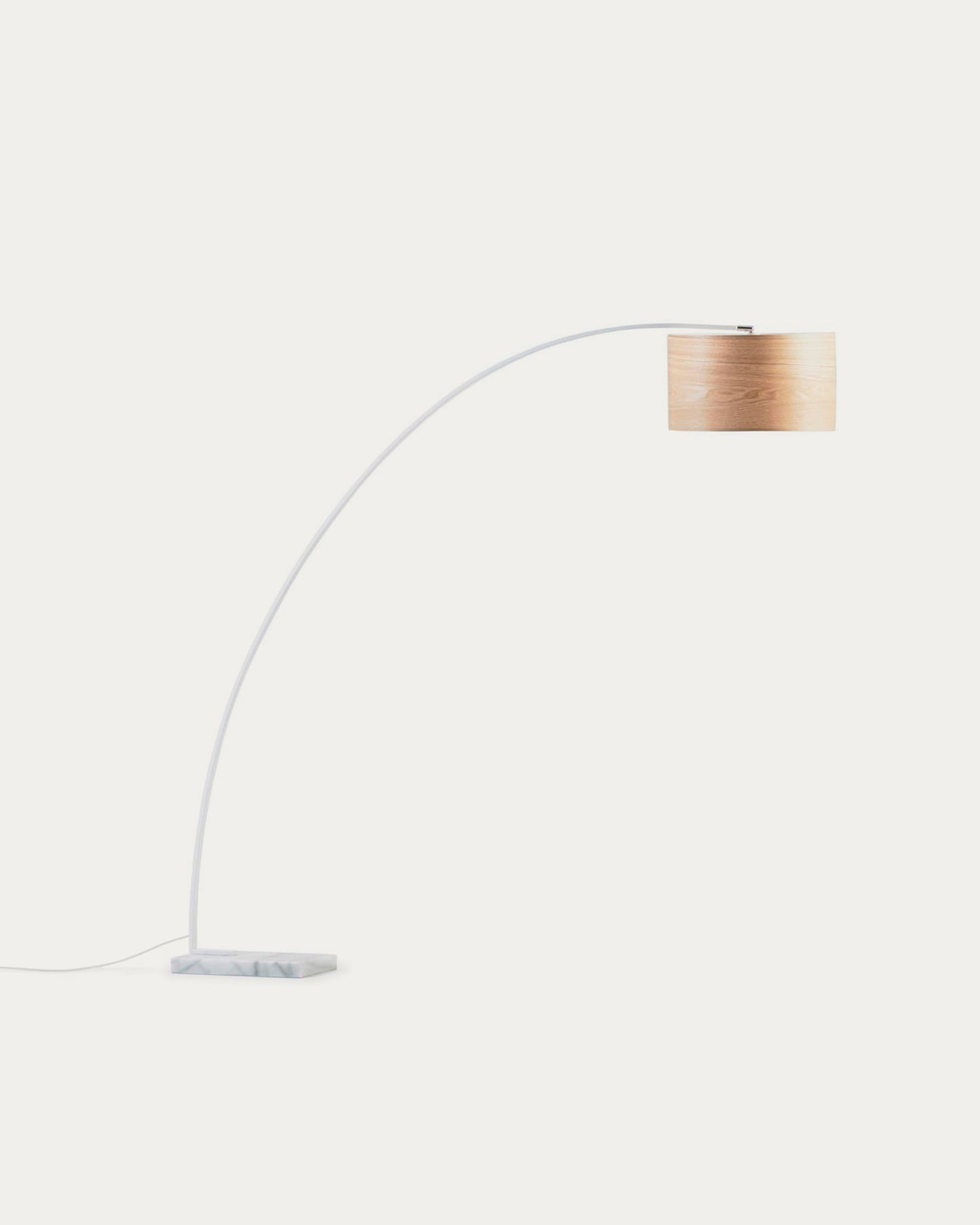 Lampada da terra Juhe in legno di frassino metallo e marmo bianco