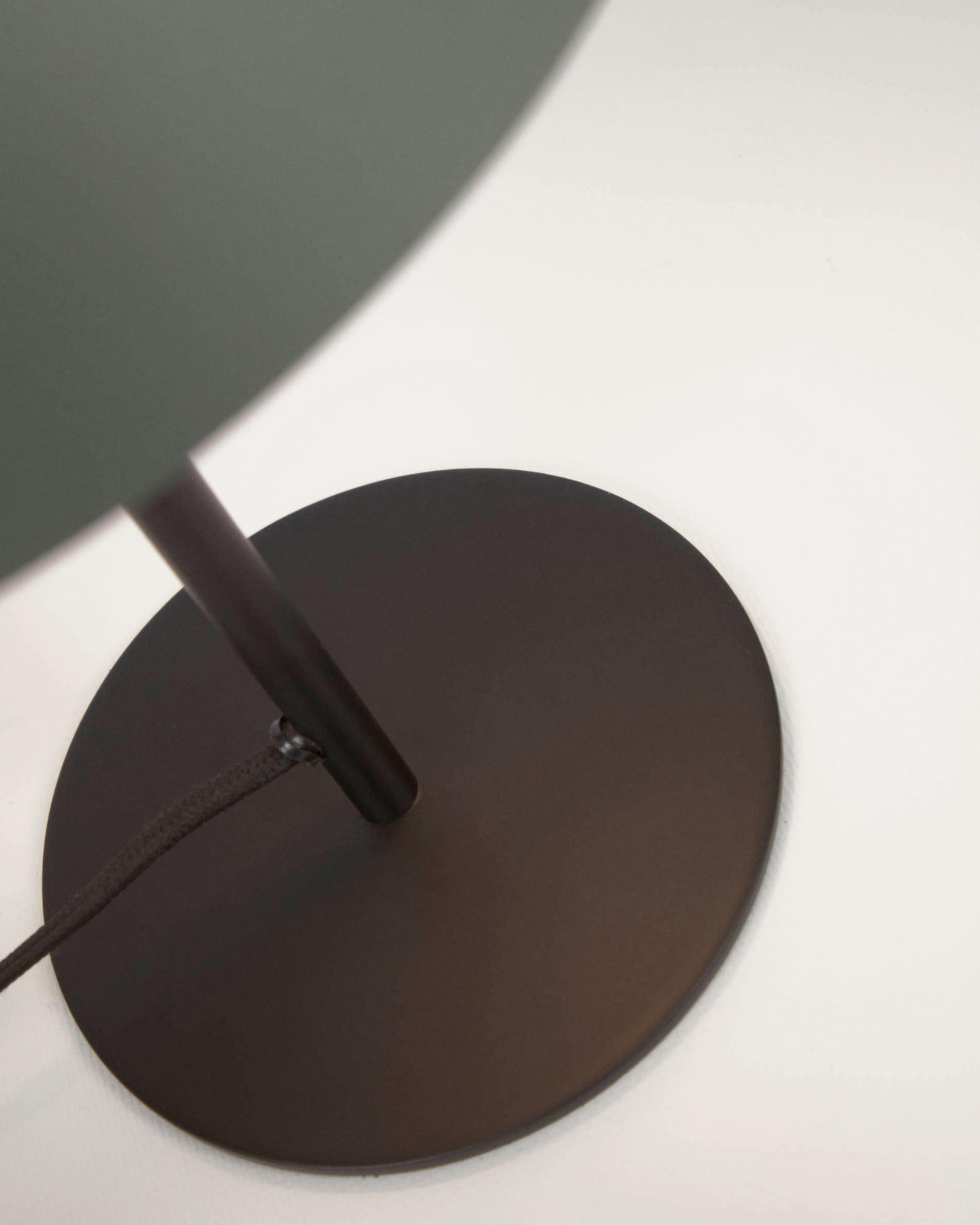 Lampada da tavolo Aleyla in metallo con finitura verde