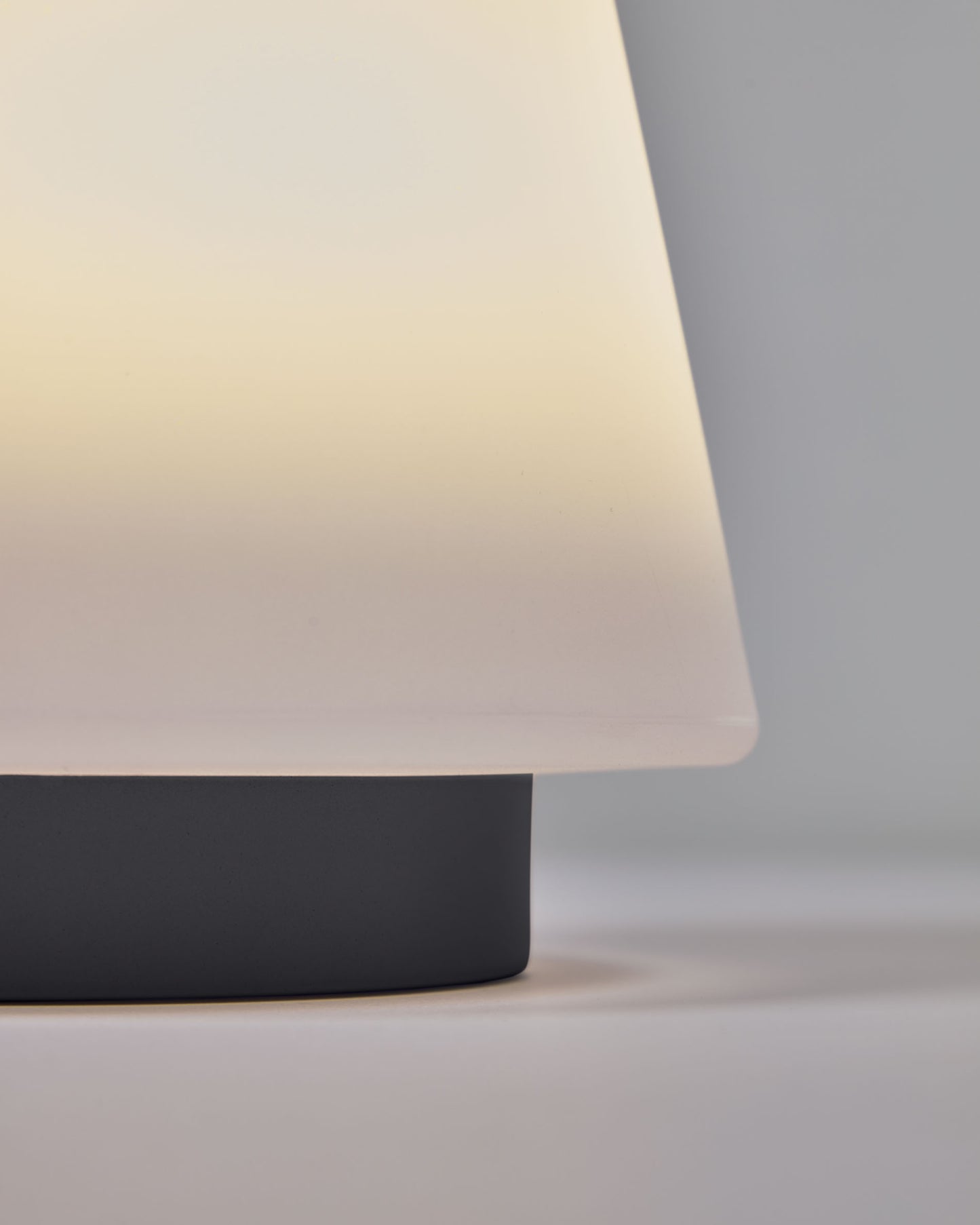 Lampada da tavolo da esterno Udiya in polietilene e metallo finitura nera