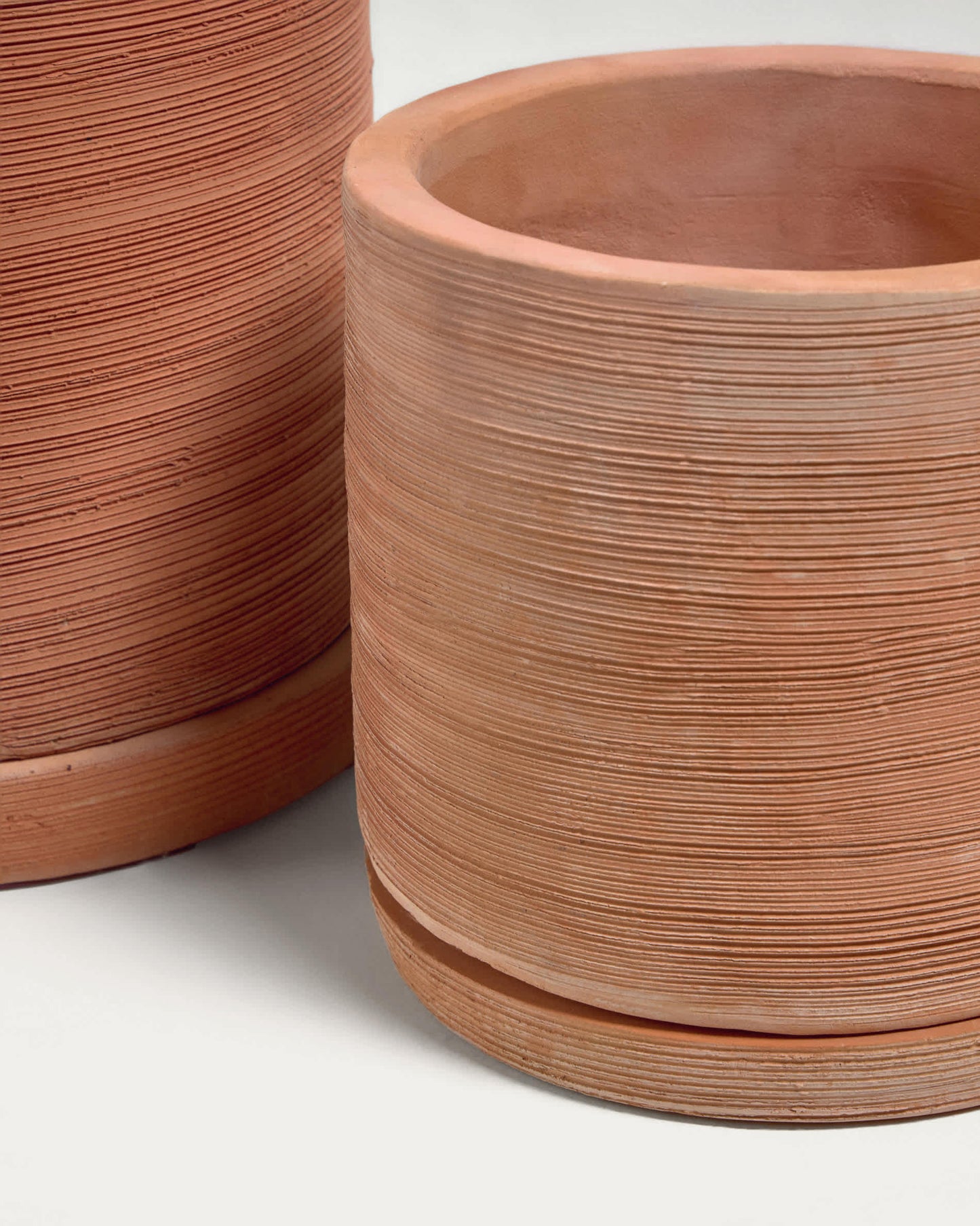 Set Karlina di 2 vasi con piattino in terracotta