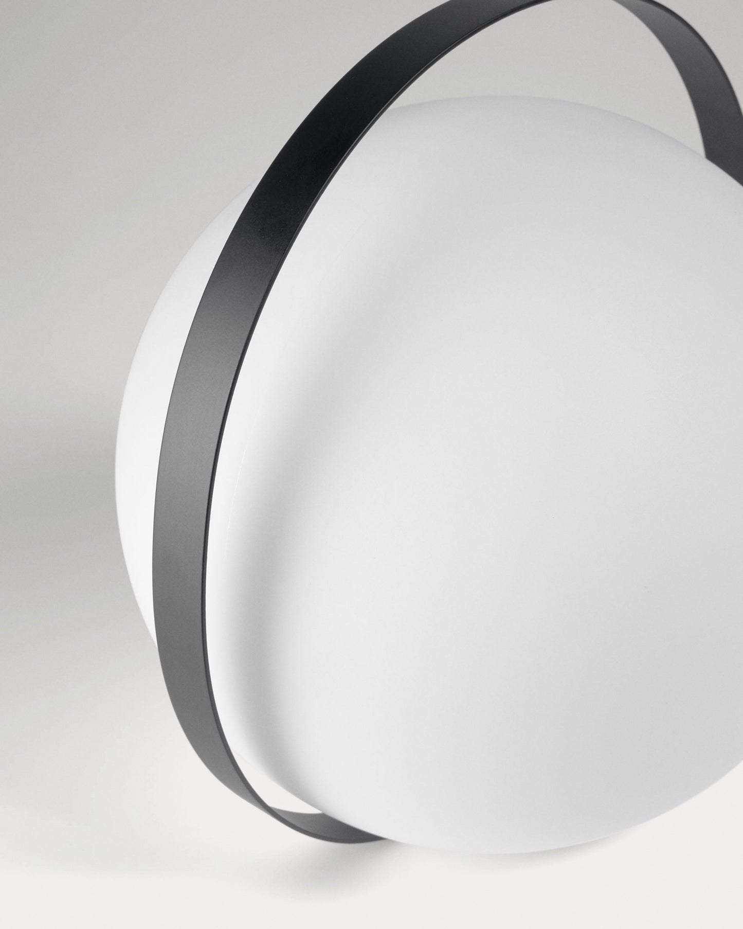Lampada da tavolo Dinesh con manico in acciaio nero
