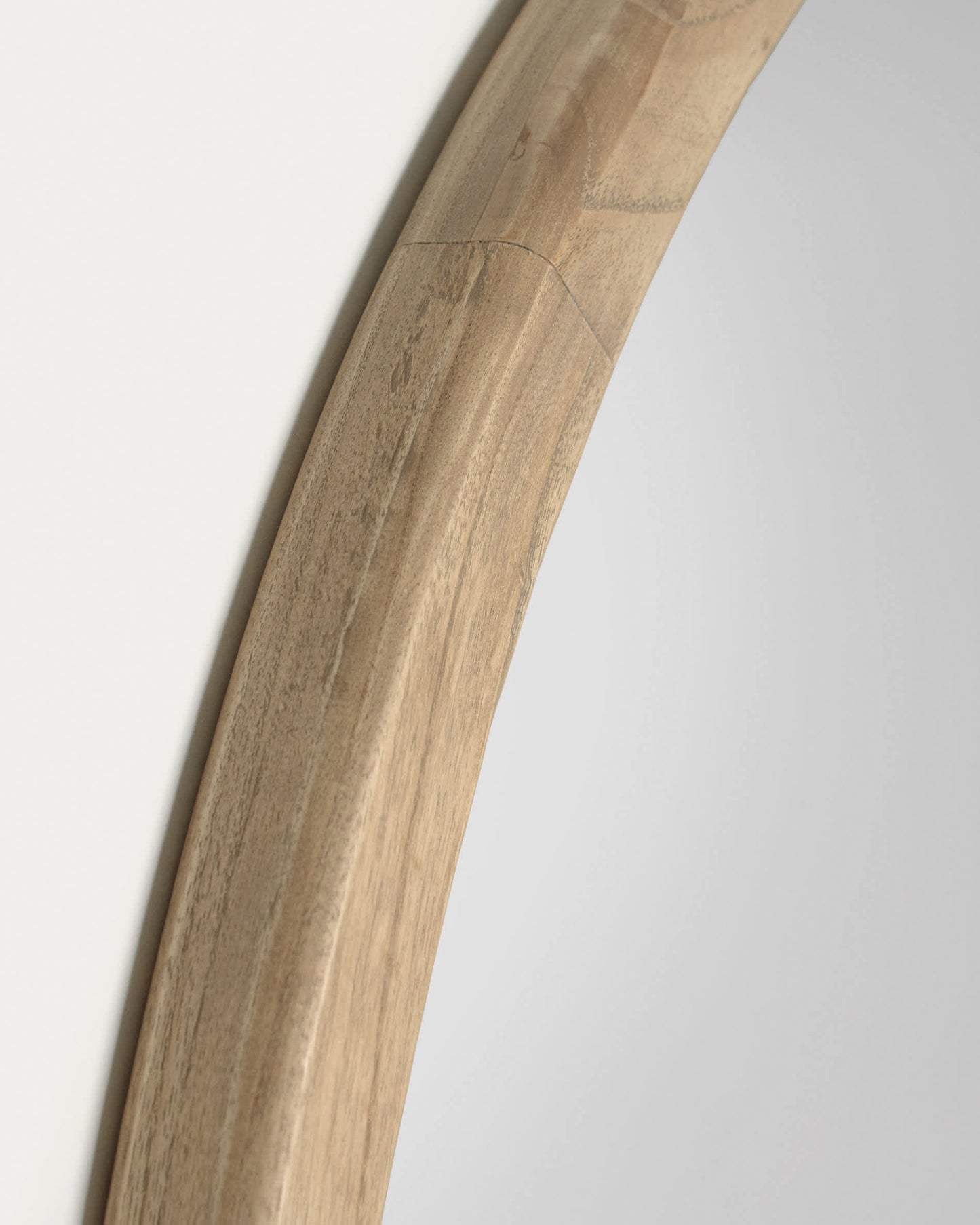 Specchio rotondo Alum in legno massello di mindi Ø 80 cm