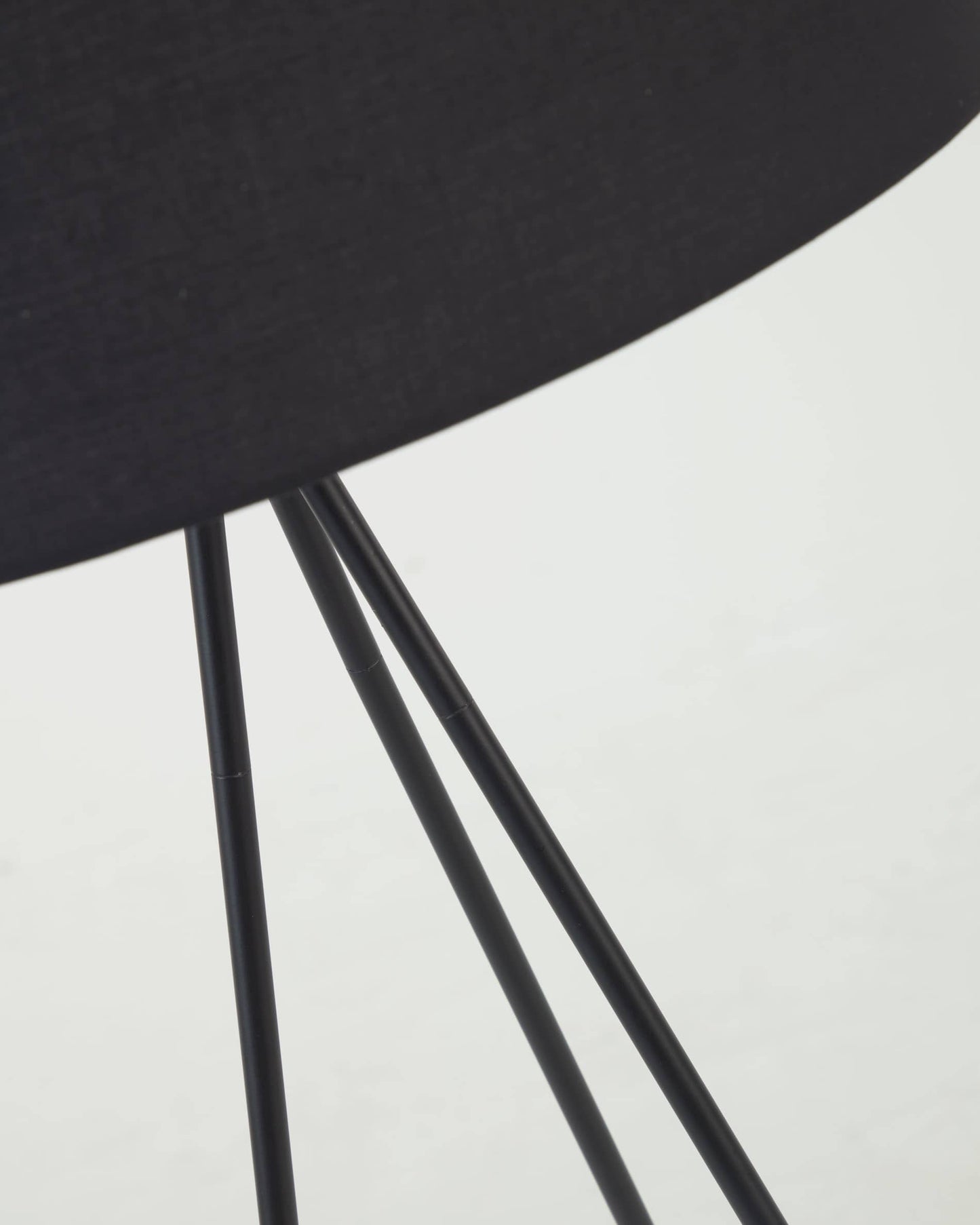 Lampada da terra Ikia in metallo con finitura nera