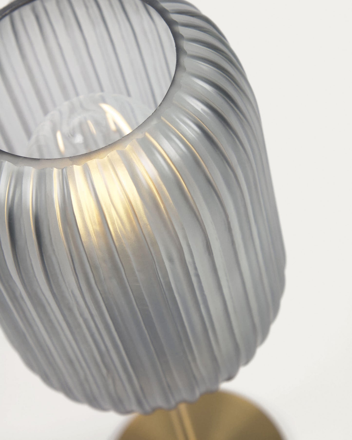 Lampada da tavolo Hestia in metallo con finitura in ottone e cristallo grigio