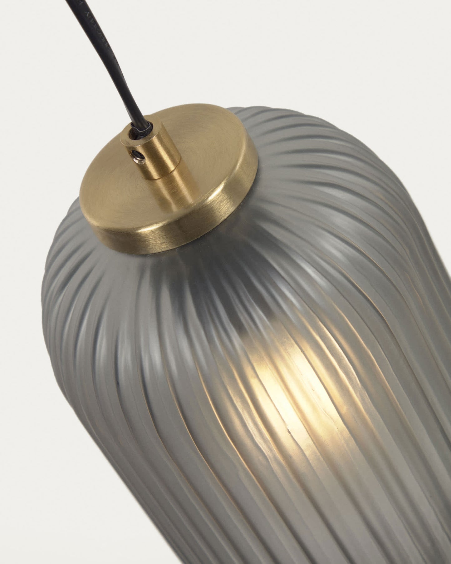 Lampada Hestia in metallo con finitura ottone e vetro grigio