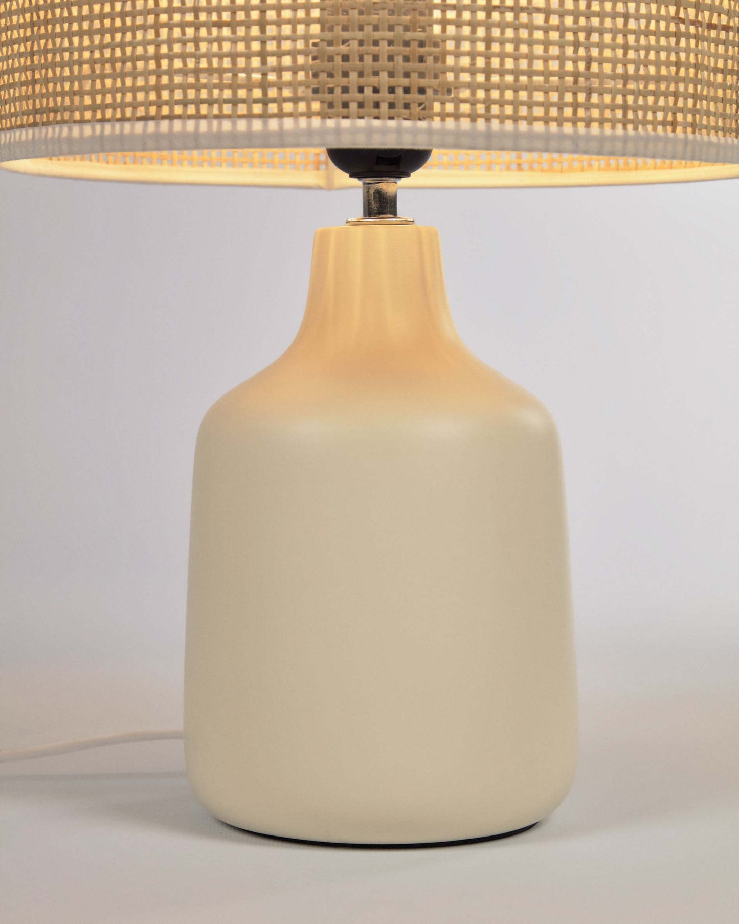 Lampada da tavolo Erna in ceramica bianca e bambù con finitura naturale
