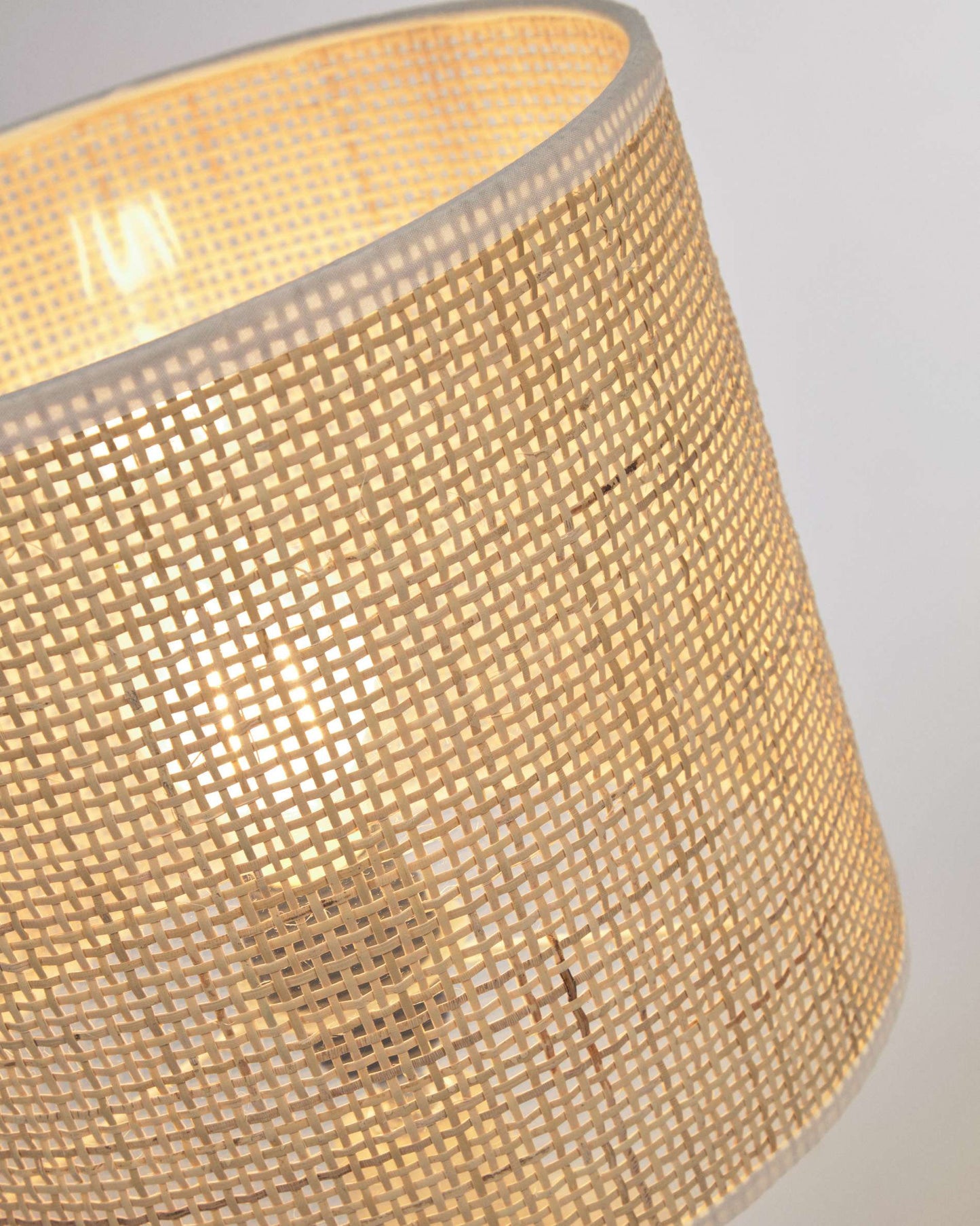 Lampada da tavolo Erna in ceramica bianca e bambù con finitura naturale