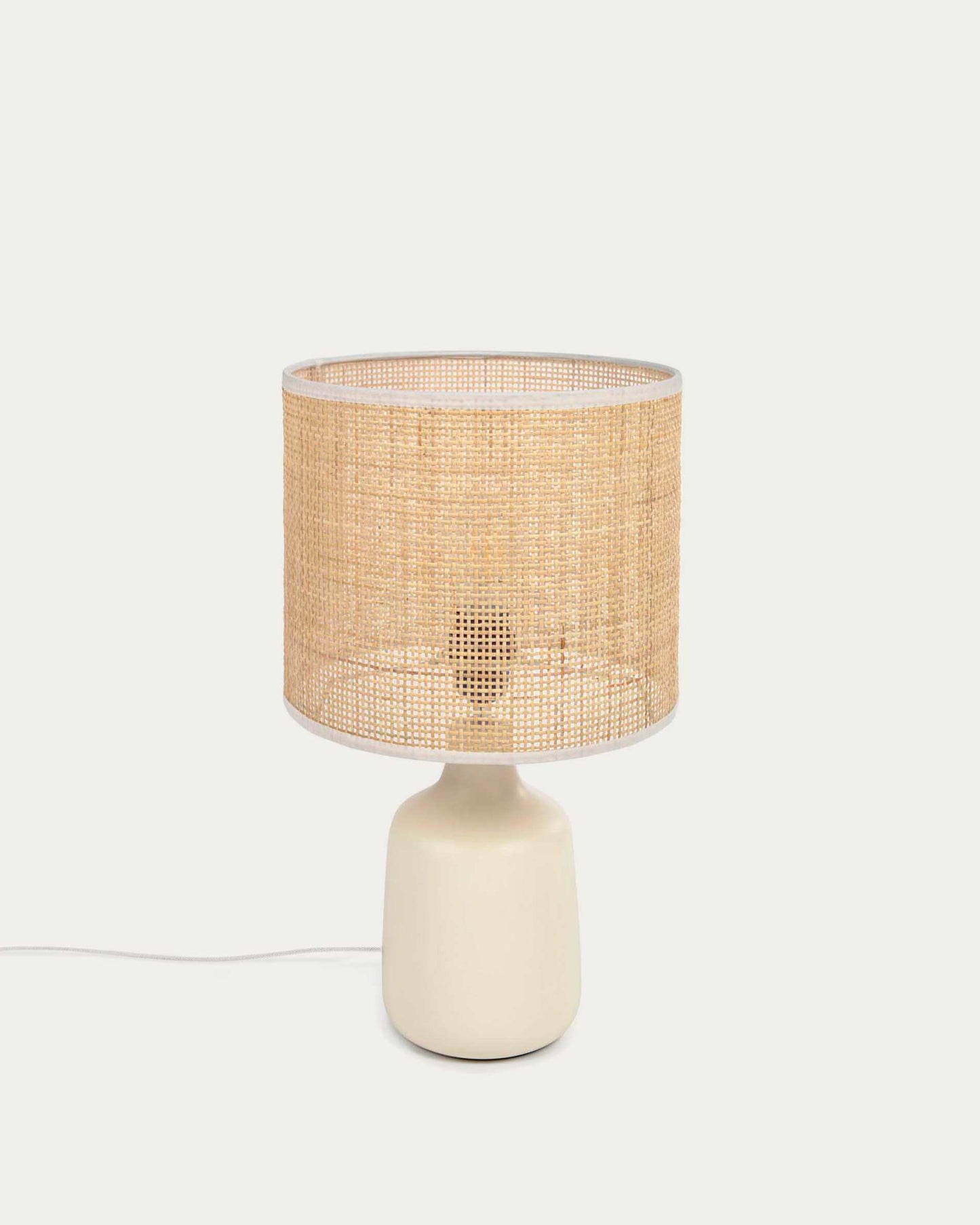 Lampada da tavolo Erna in ceramica bianca e bambù con finitura naturale