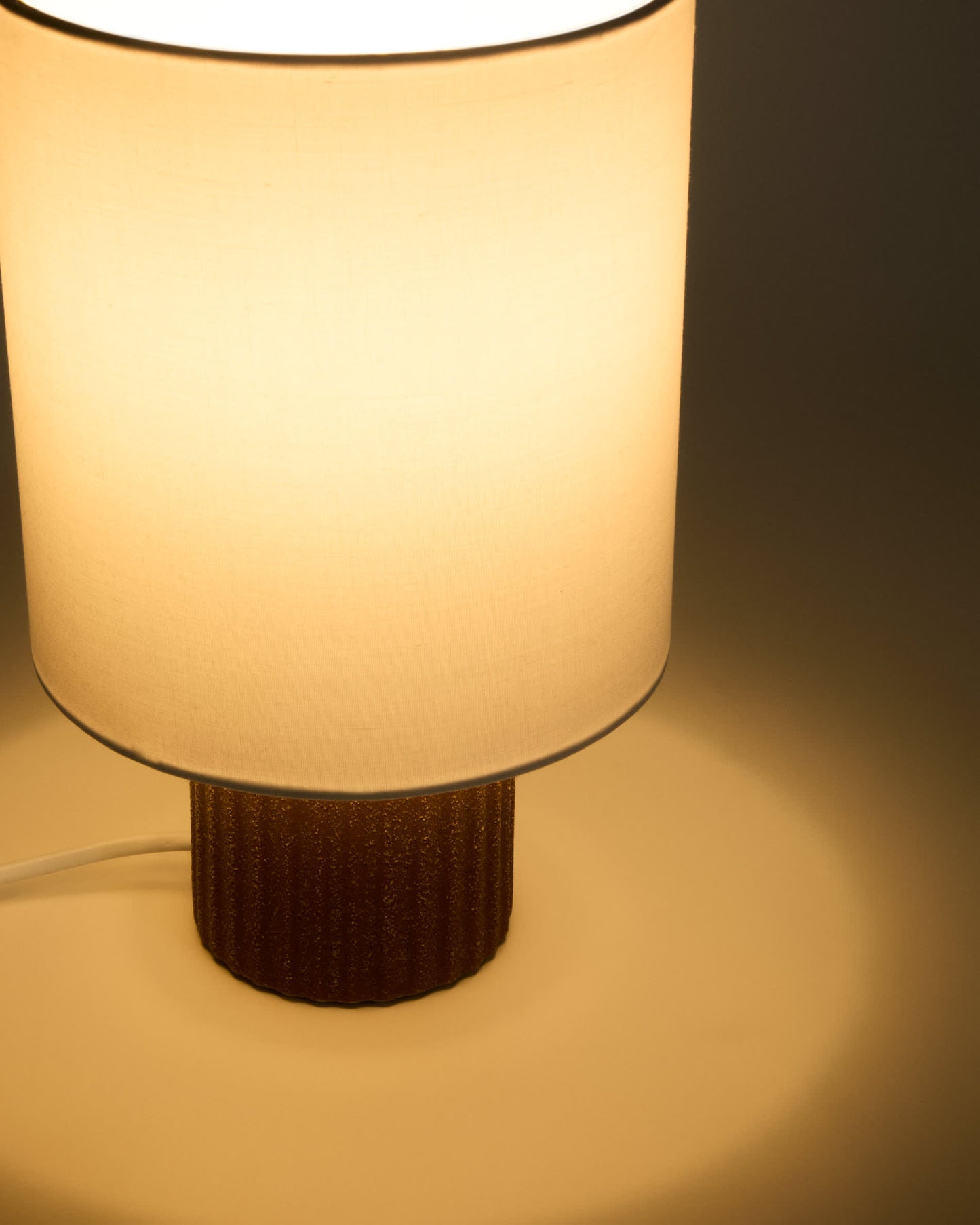 Lampada da tavolo Eshe in ceramica finitura terracotta e bianca