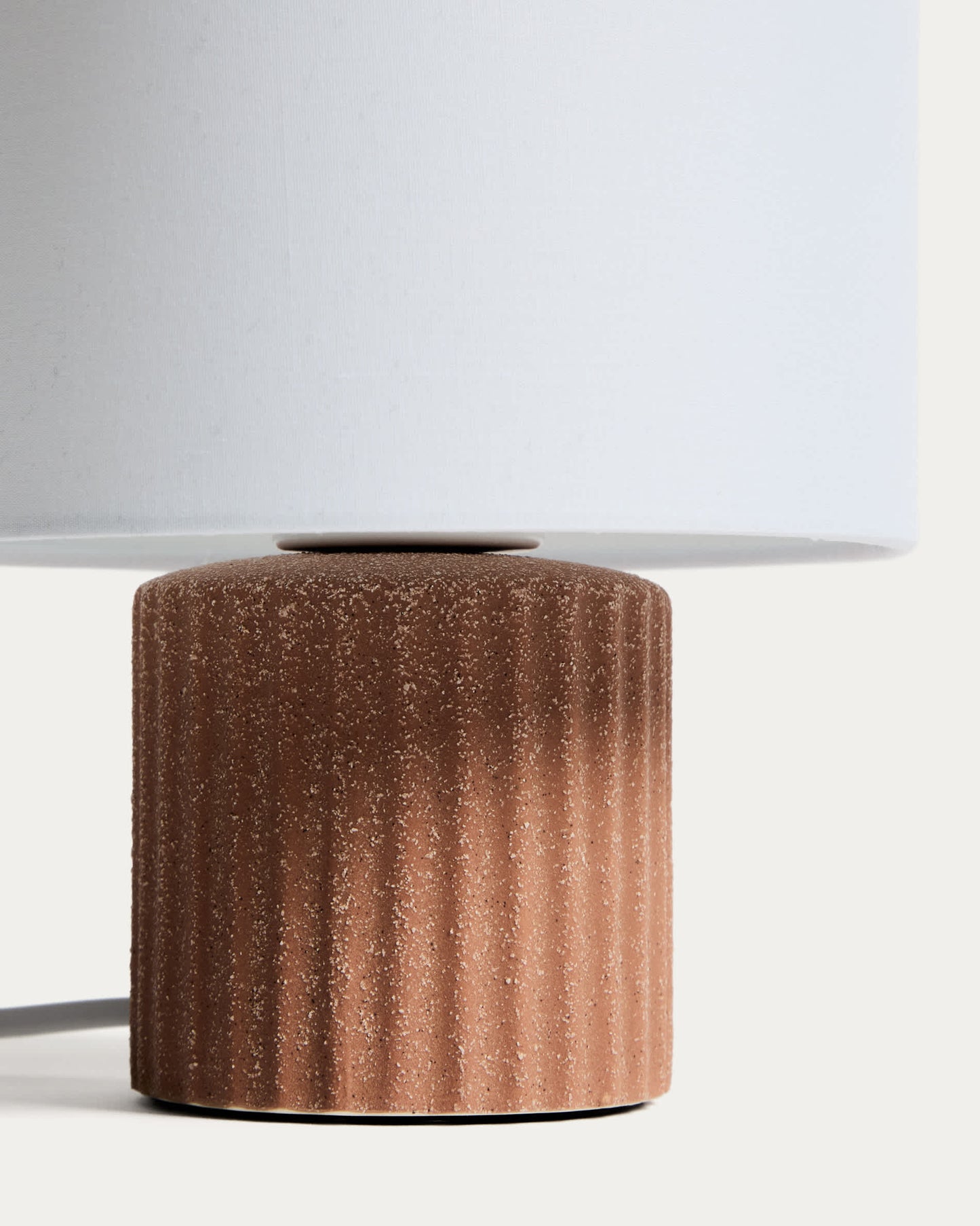 Lampada da tavolo Eshe in ceramica finitura terracotta e bianca