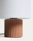 Lampada da tavolo Eshe in ceramica finitura terracotta e bianca