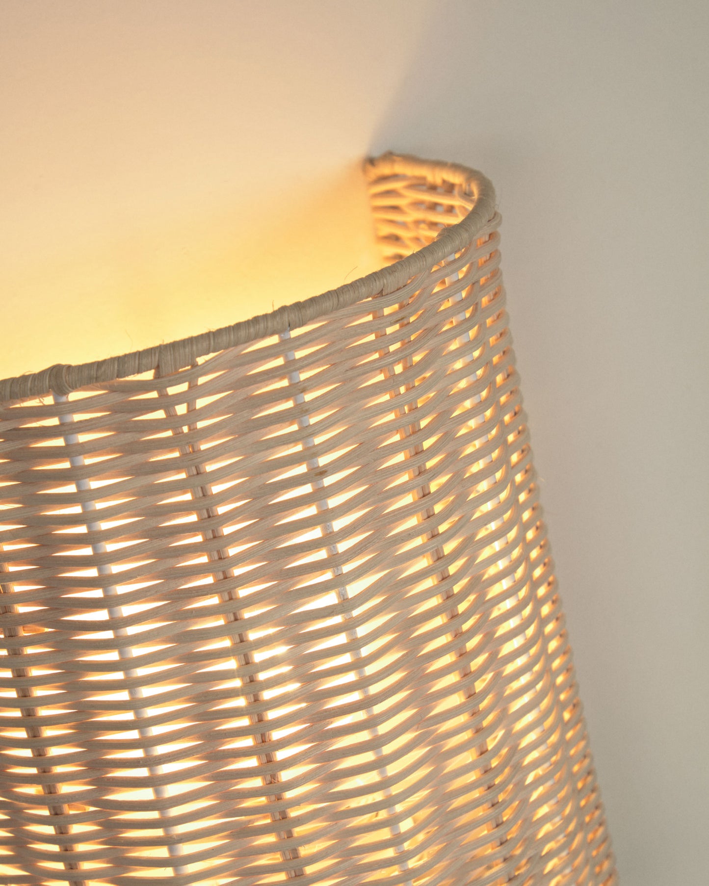 Applique Kimjit in rattan con finitura naturale