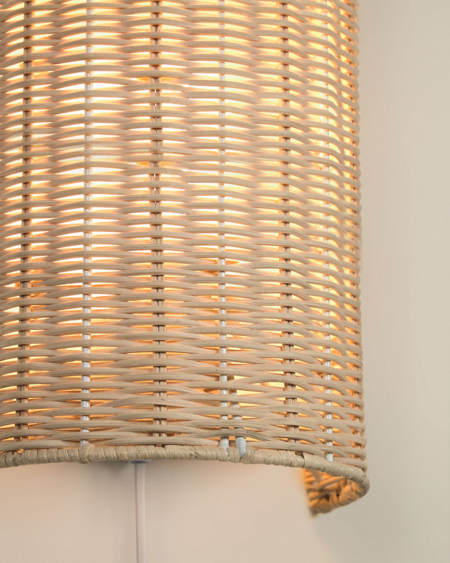 Applique Kimjit in rattan con finitura naturale