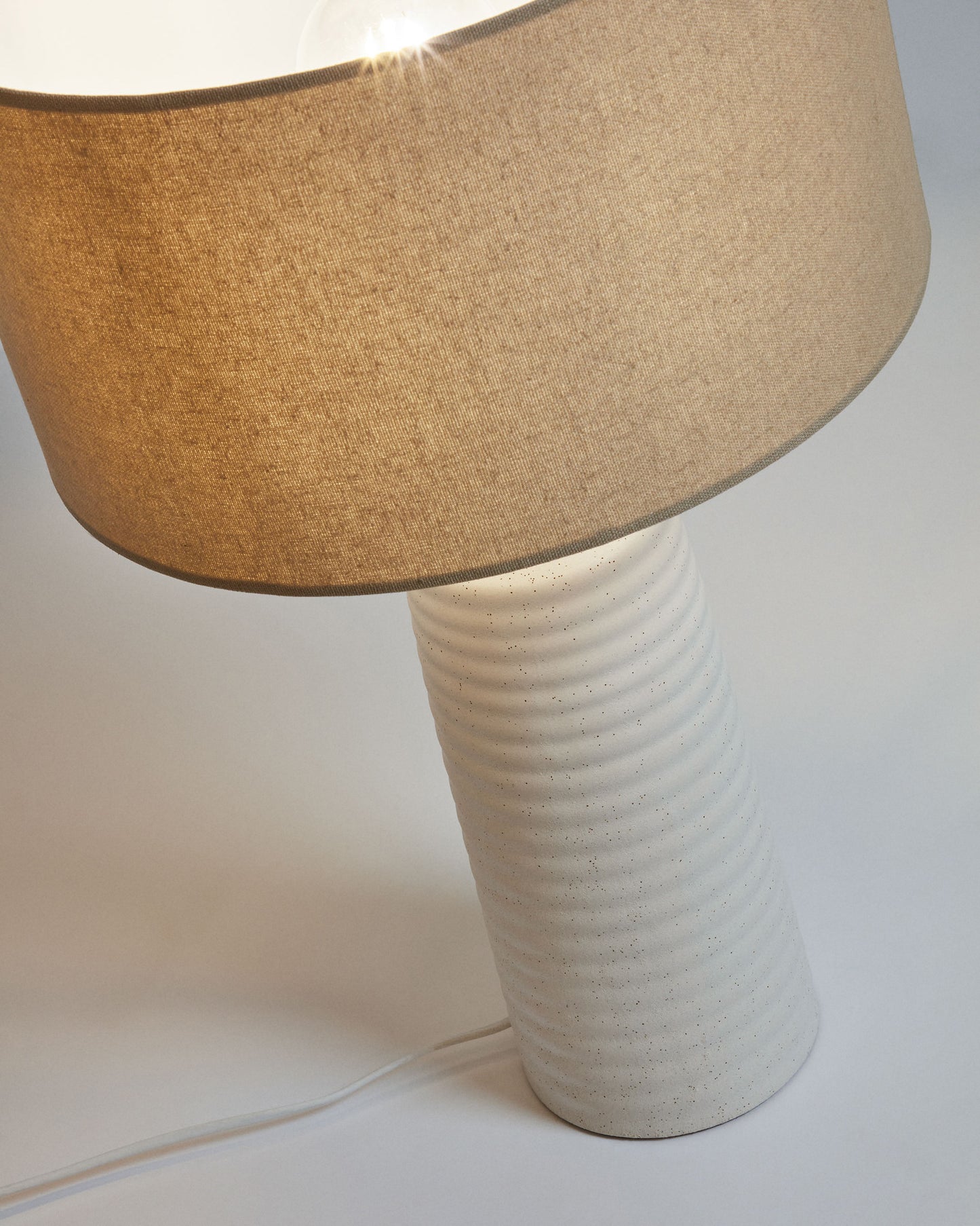 Lampada da tavolo Mijal in ceramica finitura bianca