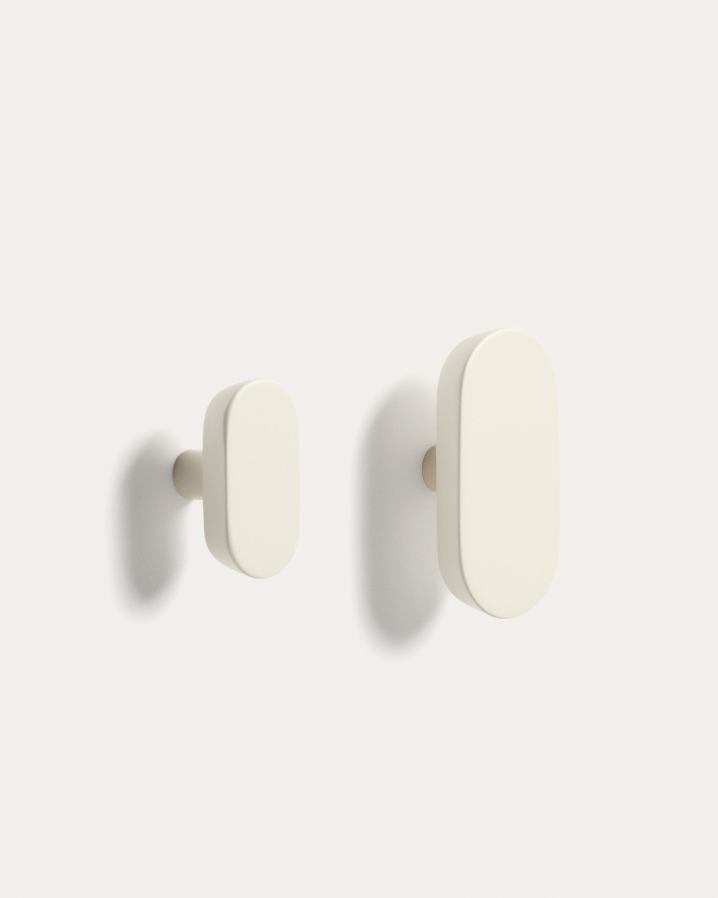 Set Arely di 2 appendini in legno massiccio di faggio con finitura laccata beige 6,5 cm/10 cm